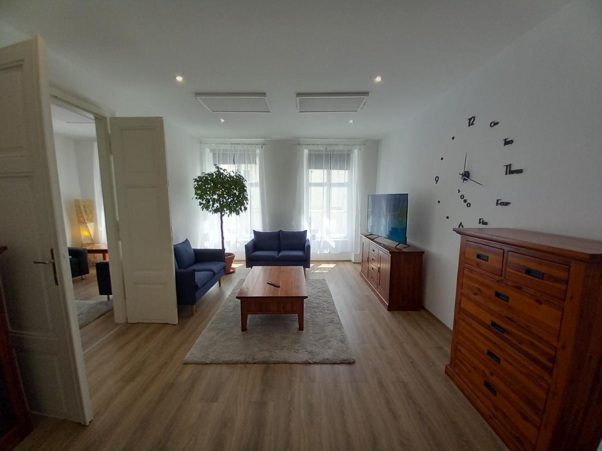 Korvin One Apartman Pápa Εξωτερικό φωτογραφία